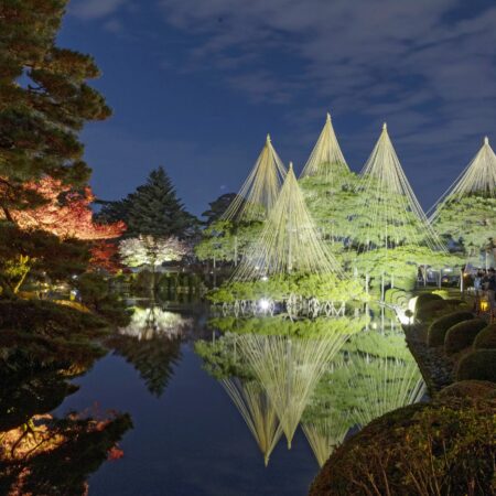 Kenrokuen Lit up in Autum