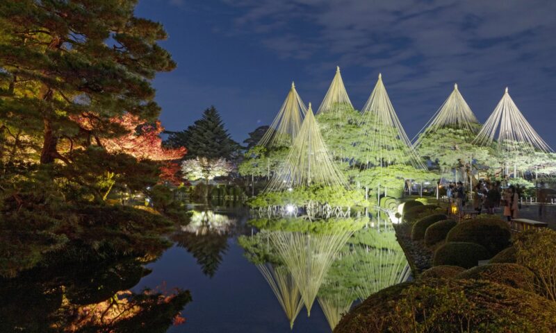 Kenrokuen Lit up in Autum